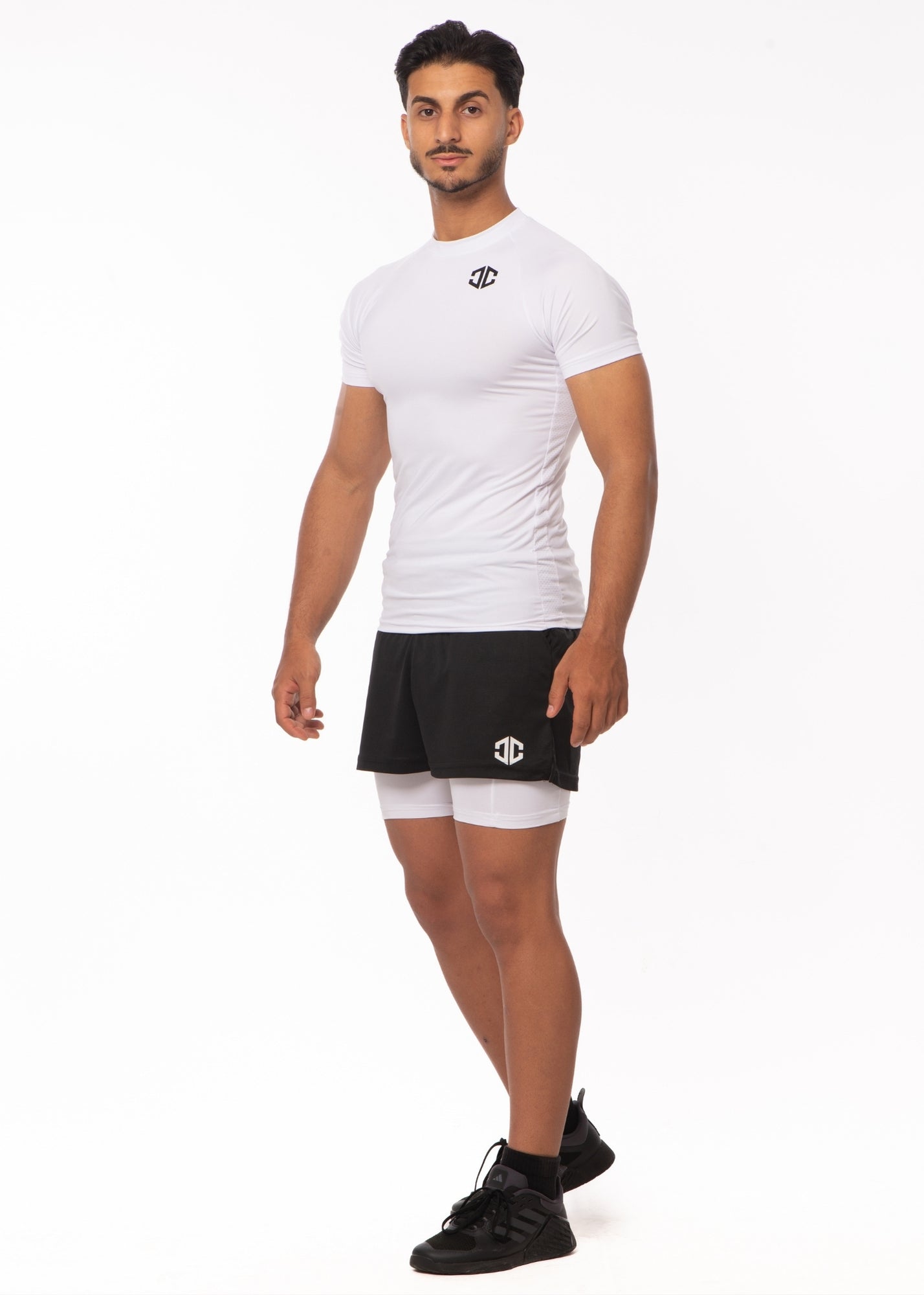 Ensemble – Tee Blanc + Short Noir sur Blanc | CAPRA™