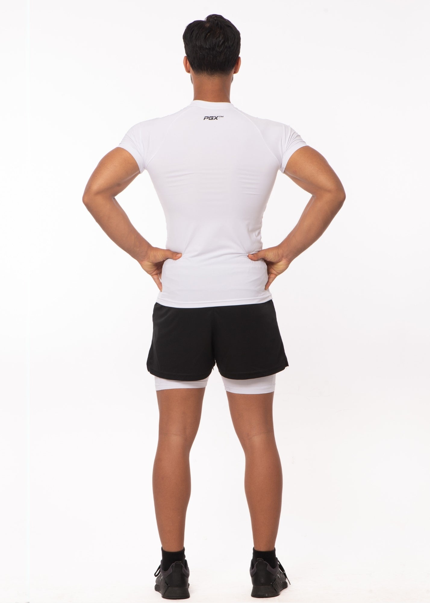 Ensemble – Tee Blanc + Short Noir sur Blanc | CAPRA™